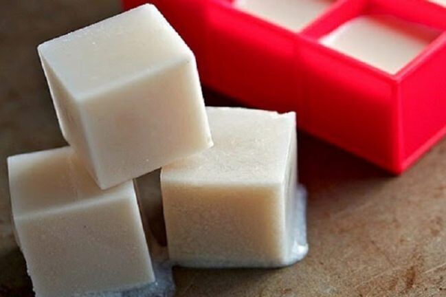 Hielo de leche un producto rejuvenecedor para la piel del rostro.