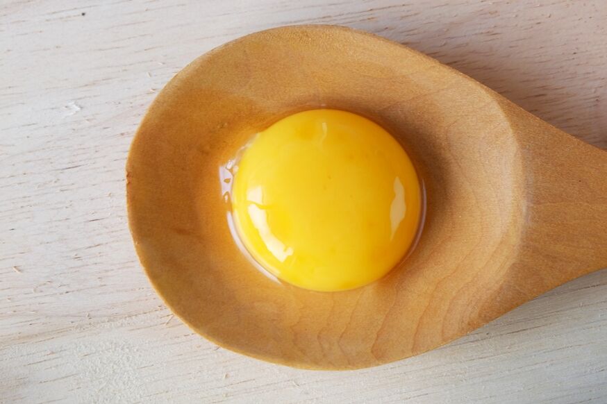 Yema de huevo para hacer crema anti-envejecimiento